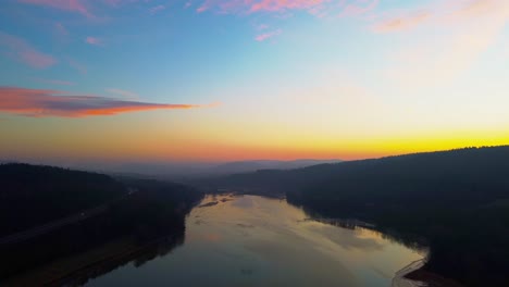 Dämmerungsruhe:-Fluss-Schlängelt-Sich-Durch-Bewaldete-Landschaft