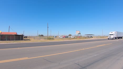 Punto-De-Vista-A-Través-De-La-Ventana-Del-Conductor-Mientras-Conduce-Por-La-Autopista-100-En-El-Sureste-De-Texas