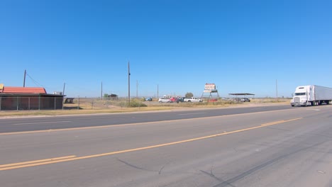 pov durch das fahrerfenster während der fahrt auf dem highway 100 im südosten von texas