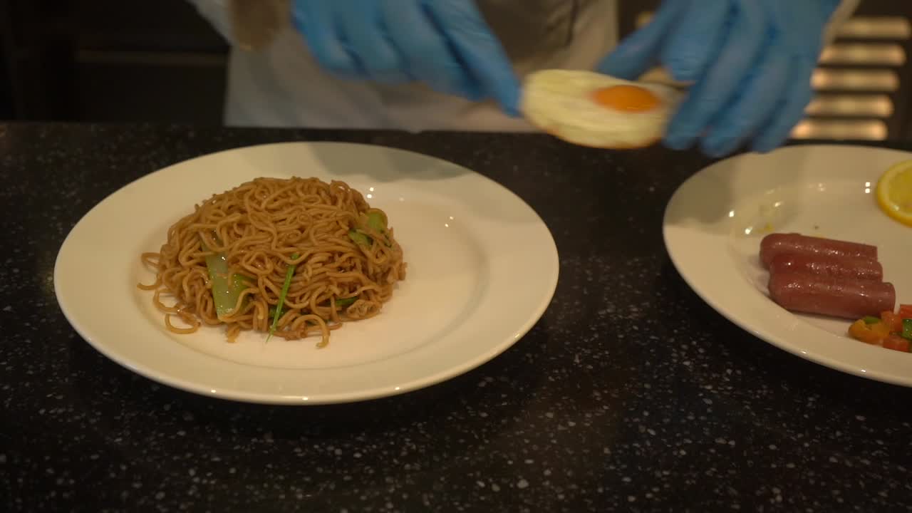 중국식 유럽식 뷔페 오리엔탈 그릴 국수는 달걀과 장식된 접시에 제공됩니다-2