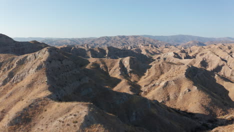 volando sobre las montañas en el sur de california