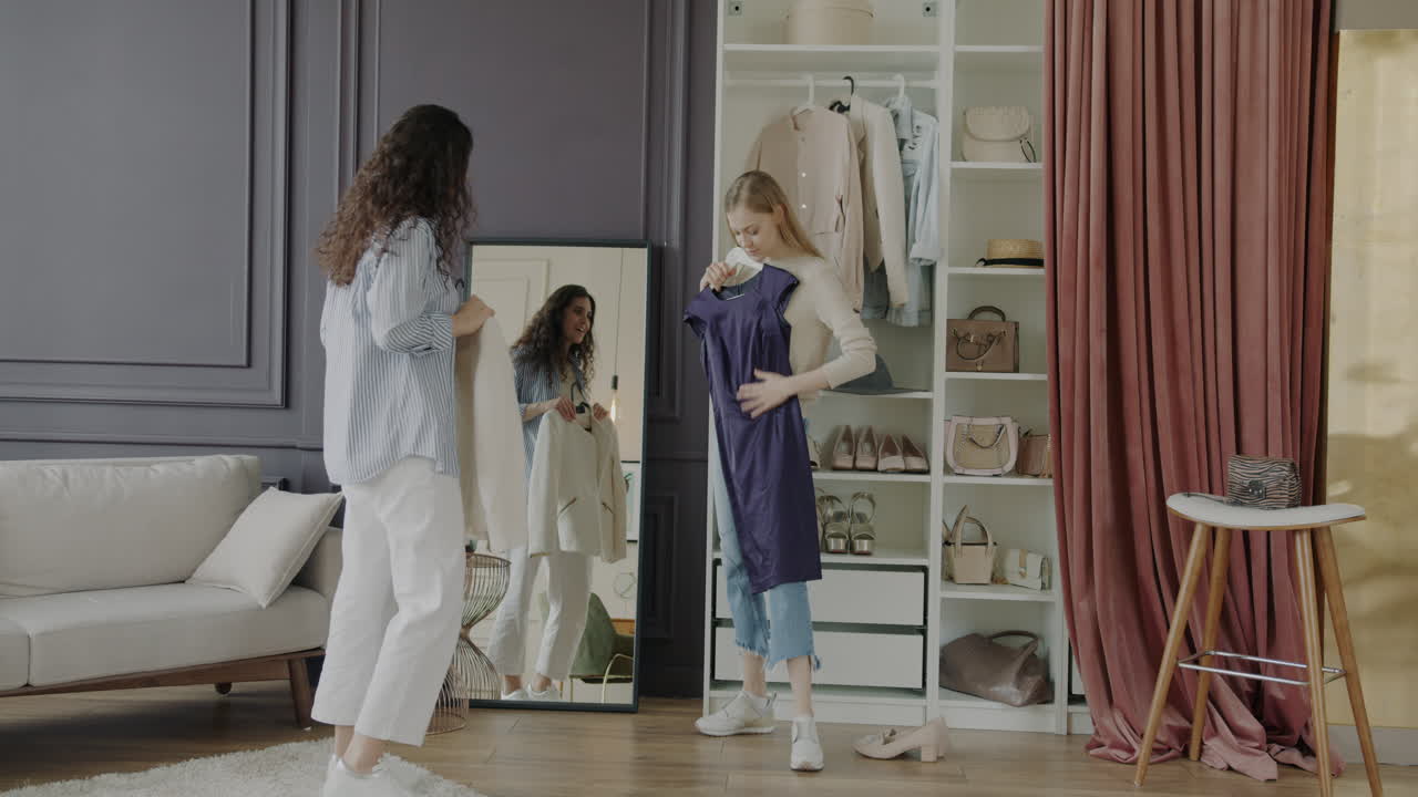 친구들이 옷을 시도합니다.