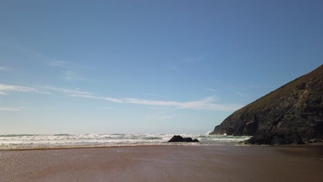 Waves-and-cliff-edge-at-Mawgan-Porth-Beach,-Cornwall