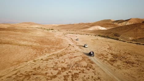 Tourist-enjoying-the-desert-experience