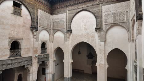 jardín de riad del patio interior en el auténtico palacio marroquí medina de fes