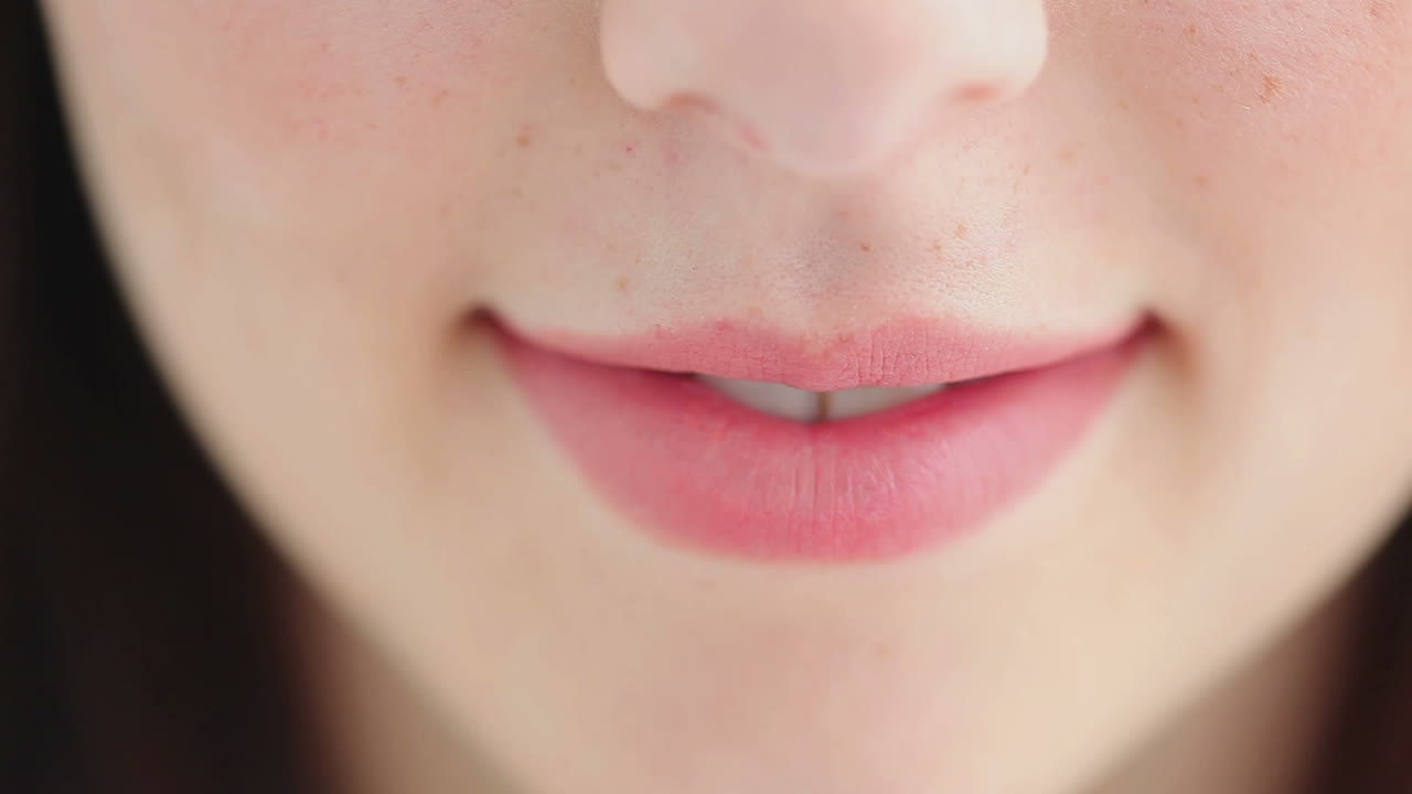 빛나는 미소를 가진 갈색 여자