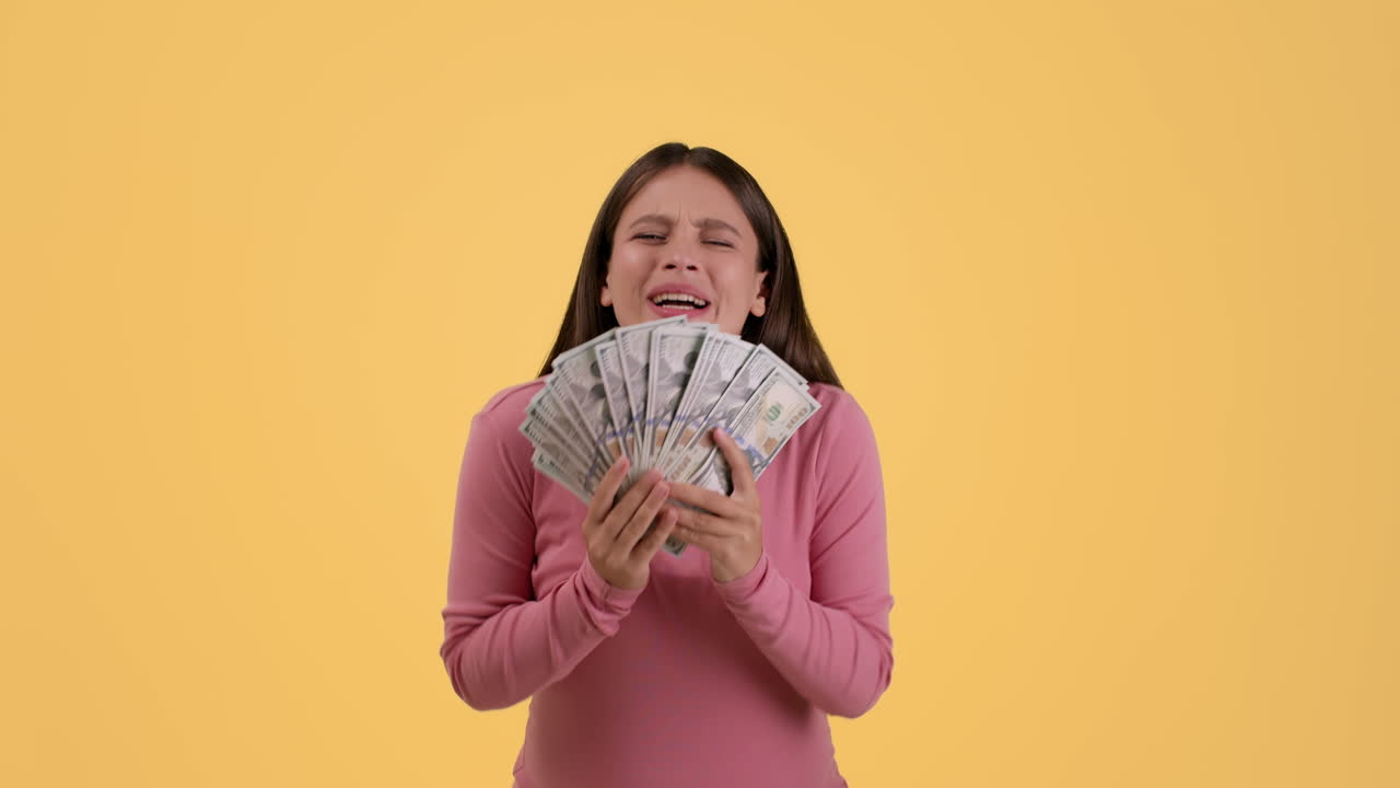 돈으로 축하하는 여자