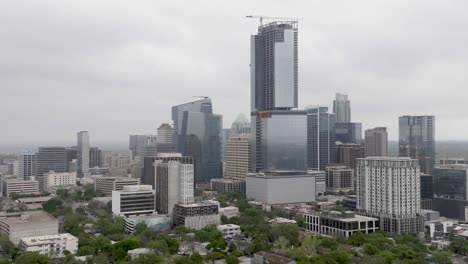 Skyline-Der-Innenstadt-Von-Austin,-Texas-Mit-Drohnenvideo,-Nahaufnahme-Von-Links-Nach-Rechts