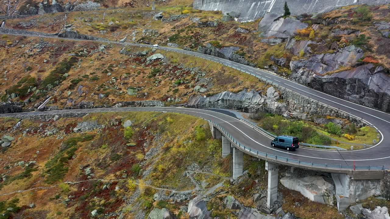 가을에 스위스에서 grimselpass 도로를 운전하는 회색 캠퍼 밴