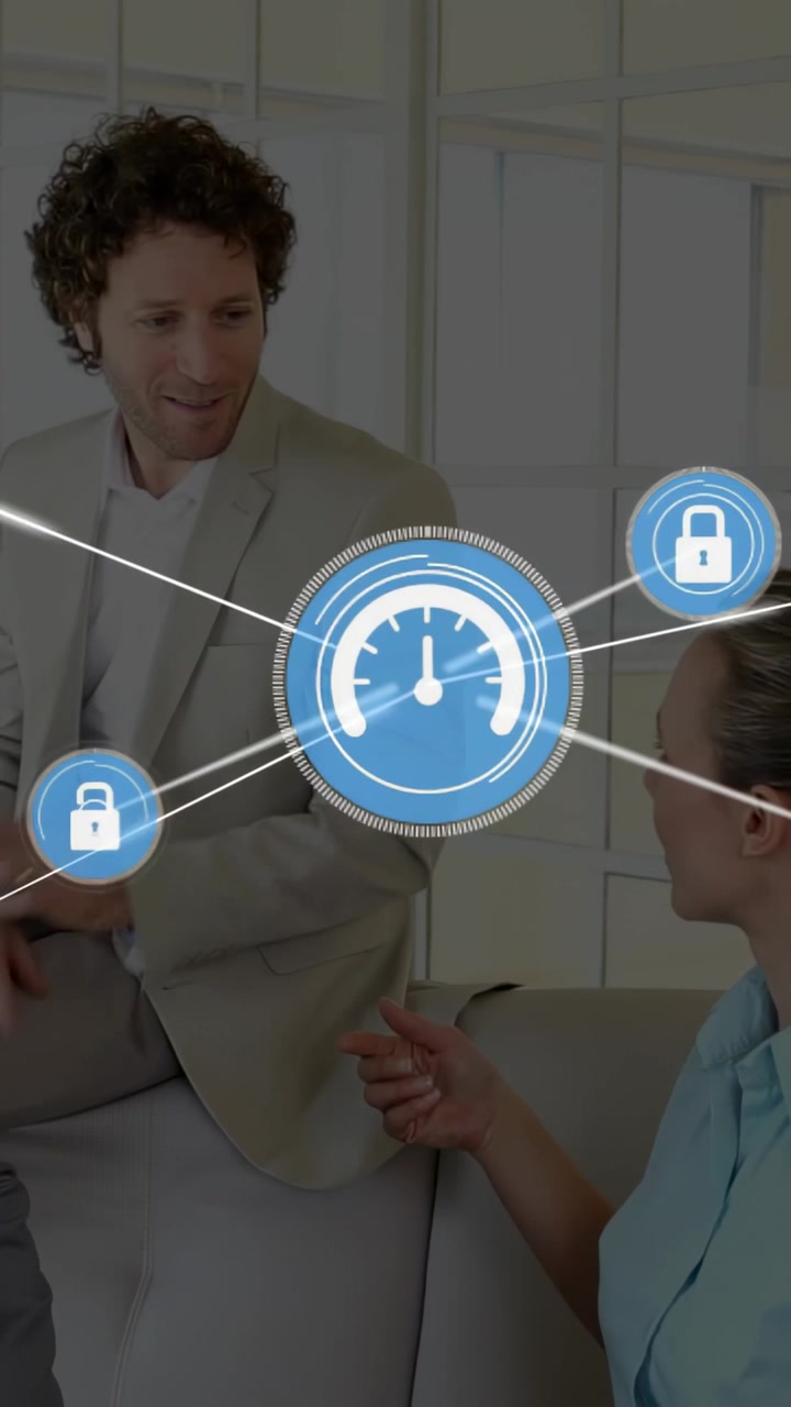 Video verticale: Donna e uomo che gesticolano, con un HUD che mostra lucchetti e indicatori con KPI tecnologici.