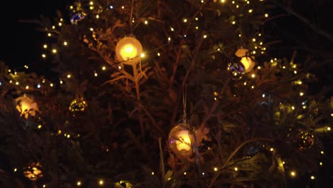 vista panorámica del árbol de navidad, hermoso decorado e iluminado, enorme árbol al aire libre en la ciudad tradicional de francia.