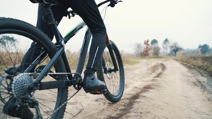 Mountainbiker fährt auf dem Land die Straße hinunter