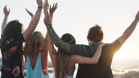 Freunde,-Strand-Und-Hände-Hoch