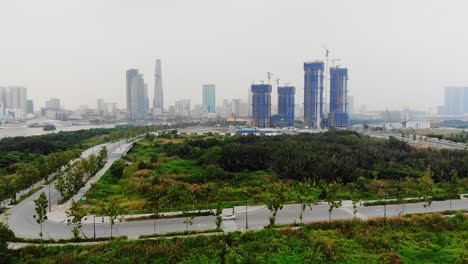 Sitio-De-Construcción-De-La-Ciudad-Del-Imperio-Con-Fuerte-Contaminación-Del-Aire-En-El-Fondo,-Saigón