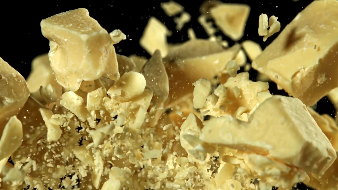 Kakaosmørklumper knækker og spredes i super slowmotion.