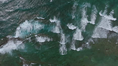 Vista-Aérea-De-Arriba-Hacia-Abajo-De-Las-Olas-Rompiendo-En-La-Costa-Del-Sur-De-Puerto-Rico