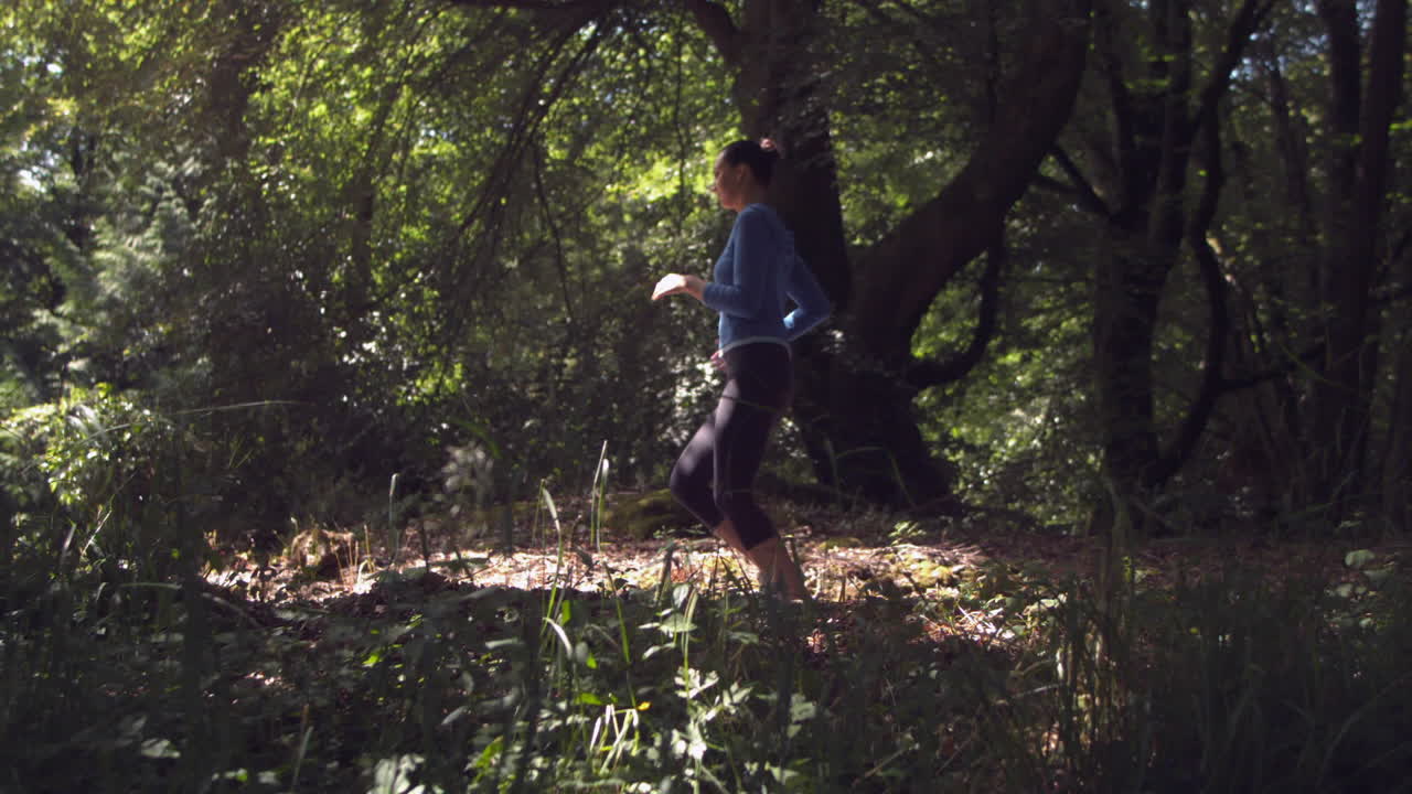 젊은 스포츠 갈색은 느린 동작을 실행