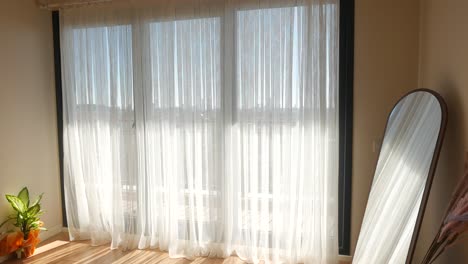 cortinas blancas en una sala de estar moderna