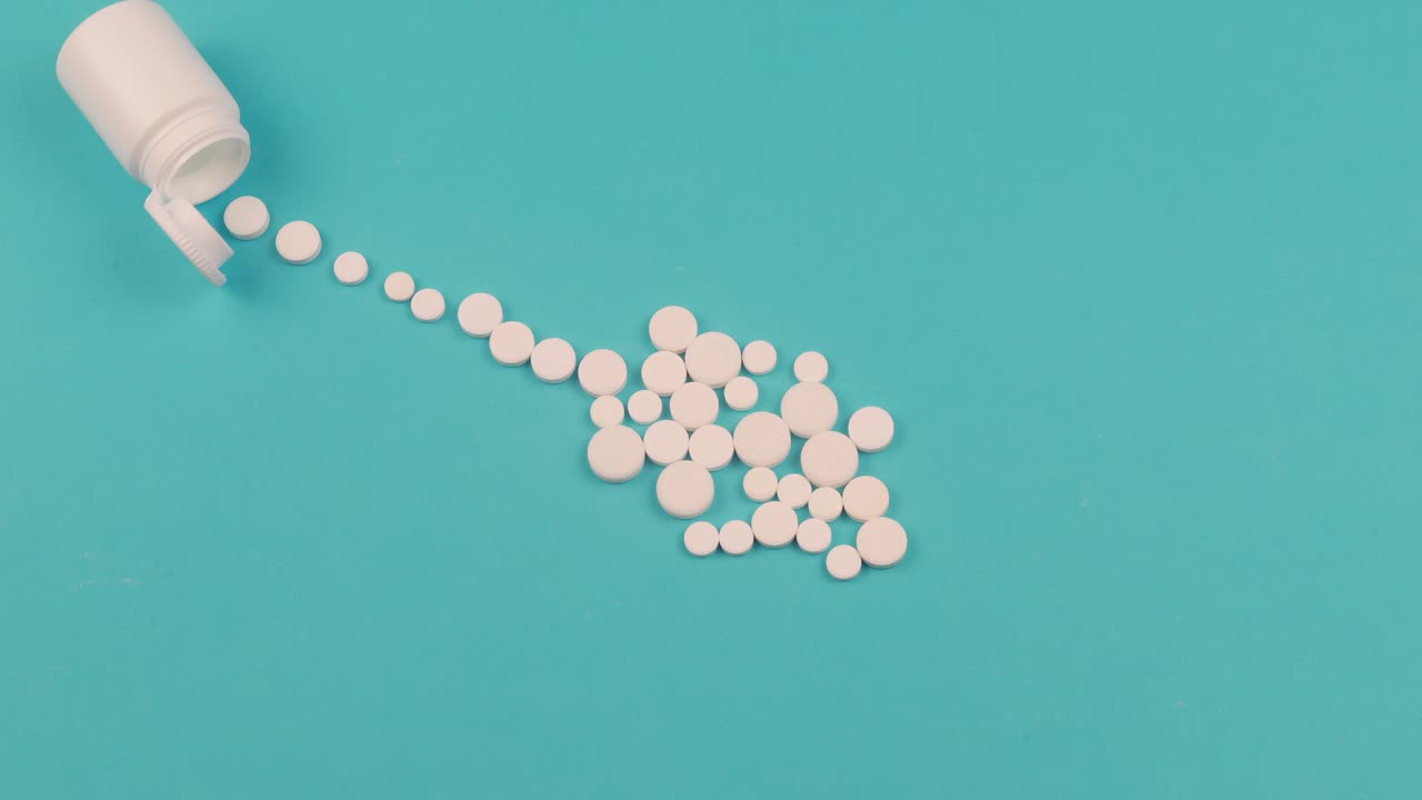 파란색 배경에 색 알약의 4k 스 모션 애니메이션