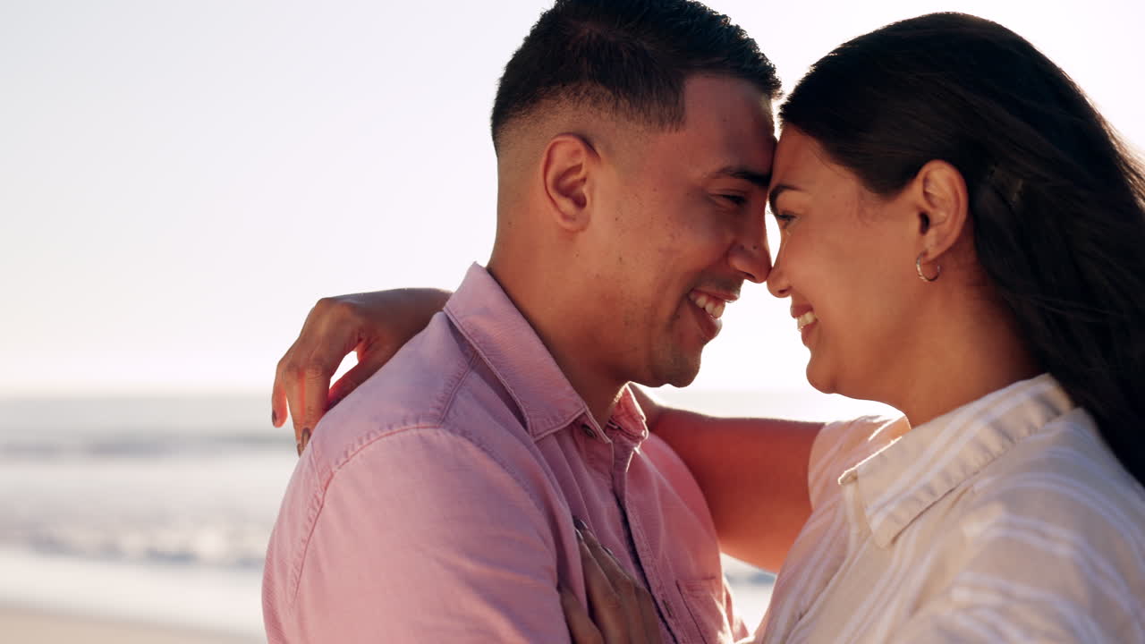 사랑, 데이트, 그리고 해변에서 포옹하는 커플