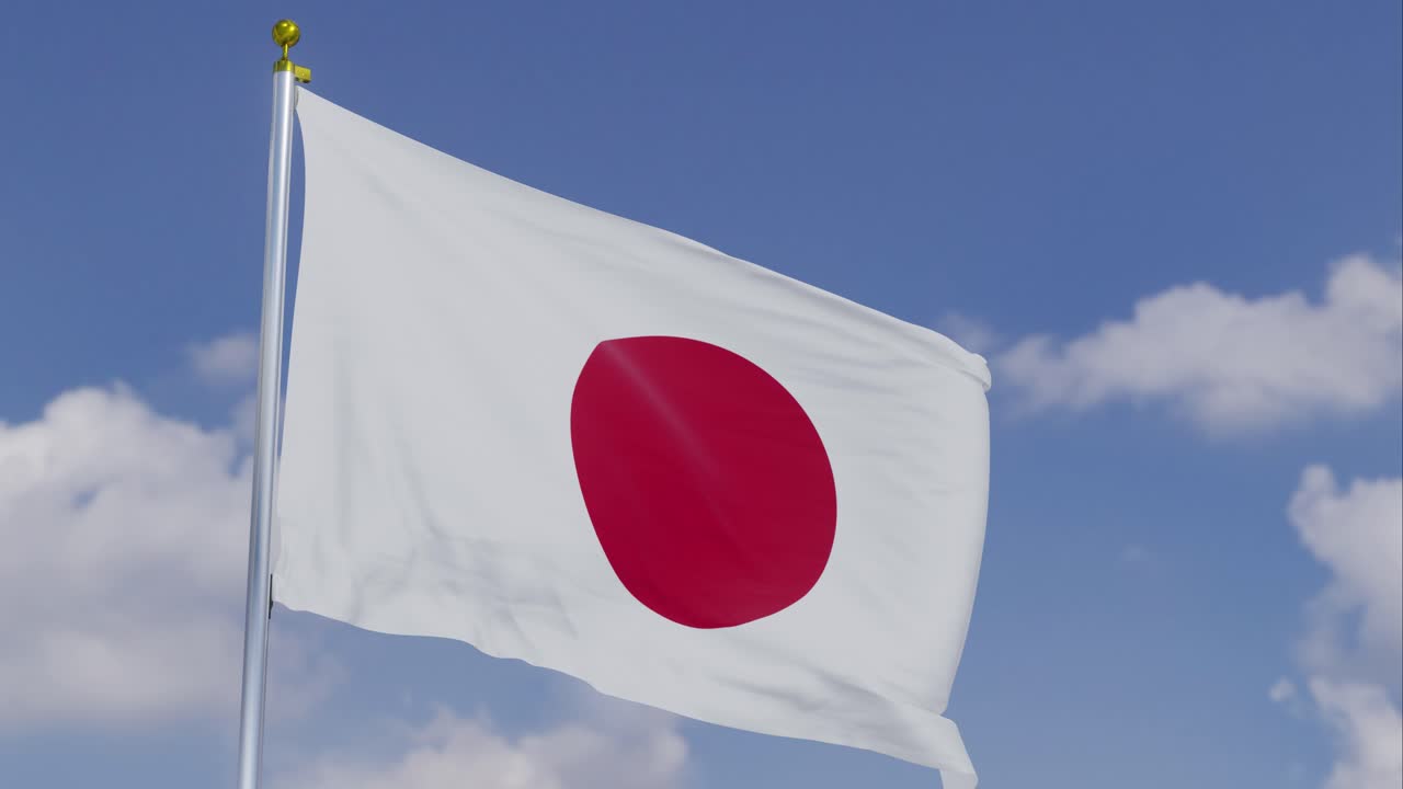 bandera de japón moviéndose en el viento con un cielo azul claro en el fondo, nubes moviéndose lentamente, asta de la bandera, cámara lenta