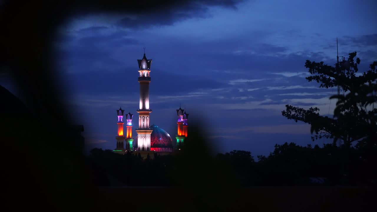 해가 지는 배경에서 가장 큰 모스크