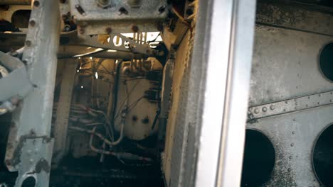 cableado y óxido en un viejo accidente de avión