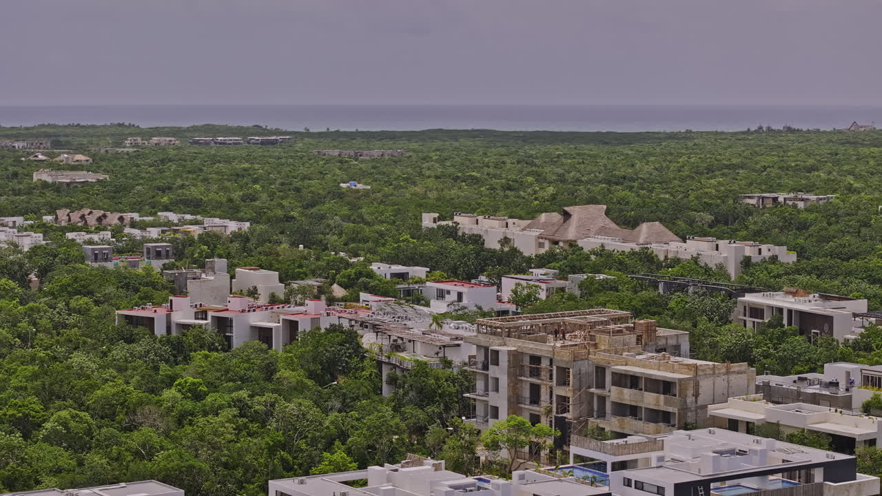 무 멕시코 aerial v5 zoomed drone flyover 고급 주거 지역, 새로운 부동산 건설 개발 및 시내 중심의 전망 - mavic 3 pro cine로 촬영 - 2023 년 7 월