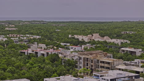 Tulum,-Mexiko:-Luftaufnahme-Eines-Luxuriösen-Wohnviertels-Mit-V5-Zoom-Und-Drohnenüberflug,-Der-Neubauprojekte-Und-Ausblicke-Auf-Das-Stadtzentrum-Einfängt-–-Aufgenommen-Mit-Mavic-3-Pro-Cine-–-Juli-2023