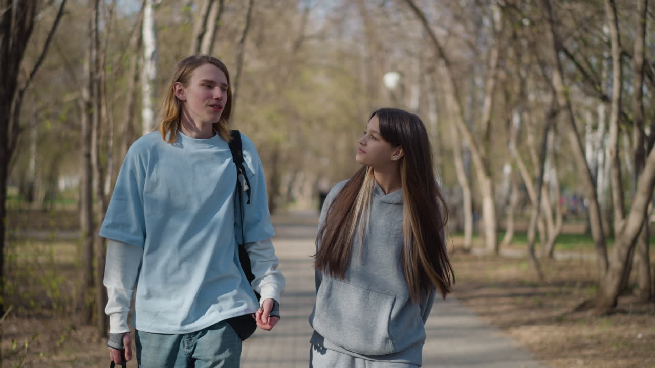 야외에서 젊은이들이 채팅하는 모습이에요. 어린 친구들이 강아지와 함께 자연 속 산책로에서 생각을 나누고 있네요. 젊은 성인들이 작은 강아지와 함께 나무가 늘어선 도시 공원을 거닐면서 아이디어를 토론하고 있어요.