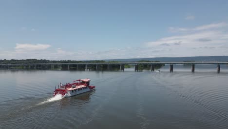 Blaues-Boot-Segelt-Auf-Ruhigem-Meer,-Gruppe-Genießt-Den-Tag,-Friedliche-Reise-Auf-Dem-Wasser