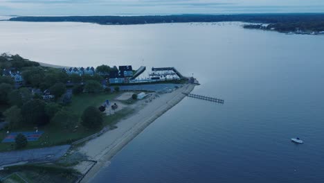 Luftdrohnenaufnahme-Von-Orient-Greenport-North-Fork-Long-Island-New-York-Vor-Sonnenaufgang-Mit-Fähre-Und-Häusern