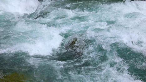 Agua-Del-Río-De-Montaña-Con-Primer-Plano-En-Cámara-Lenta