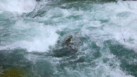 agua de río de montaña con un primer plano en cámara lenta