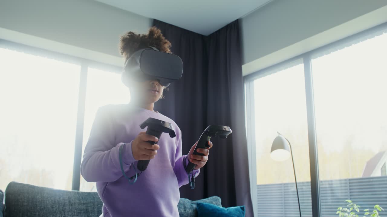 Bambino che gioca a un videogioco usando un visore per la realtà virtuale