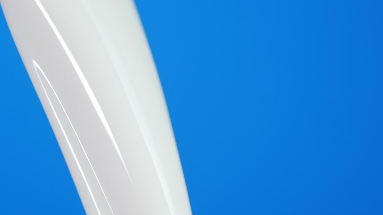 제트 신선한 우유는 캔에 부어집니다.