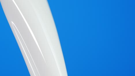 la leche fresca se vierte en latas.