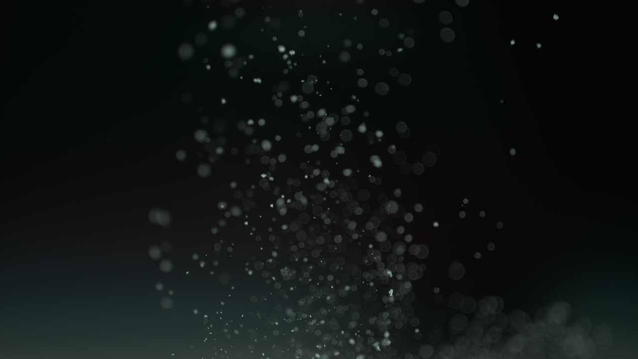 어두운 환경에서 은 액체에 작은 공기 거품이 상승하는 것