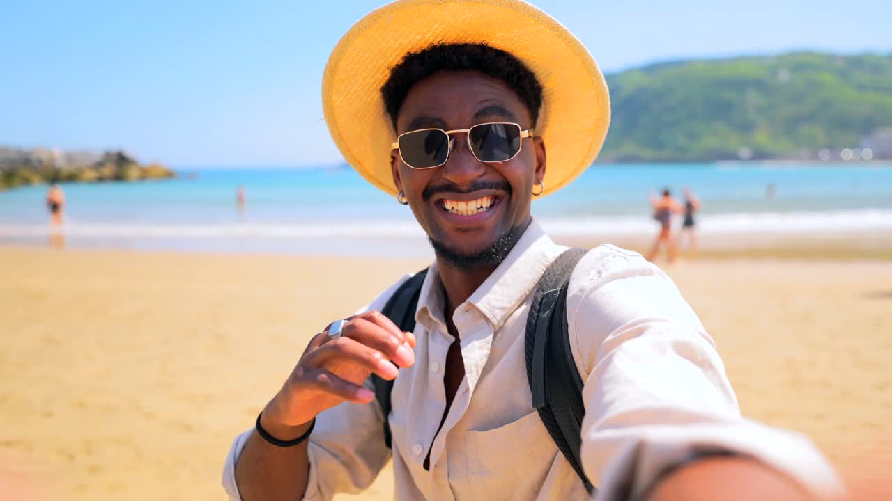 Uomo che si gode una vacanza su una spiaggia
