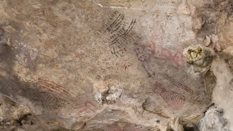 cuevas con inscripción antigua de indios que vivían en bonaire