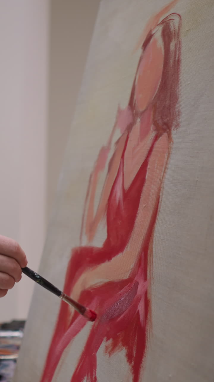 el pintor dibuja a la mujer de los sueños en lienzo en primer plano en el estudio. el artista utiliza la paleta de pinturas acrílicas trabajando en el retrato en el taller. el artesano crea obras de arte coloridas