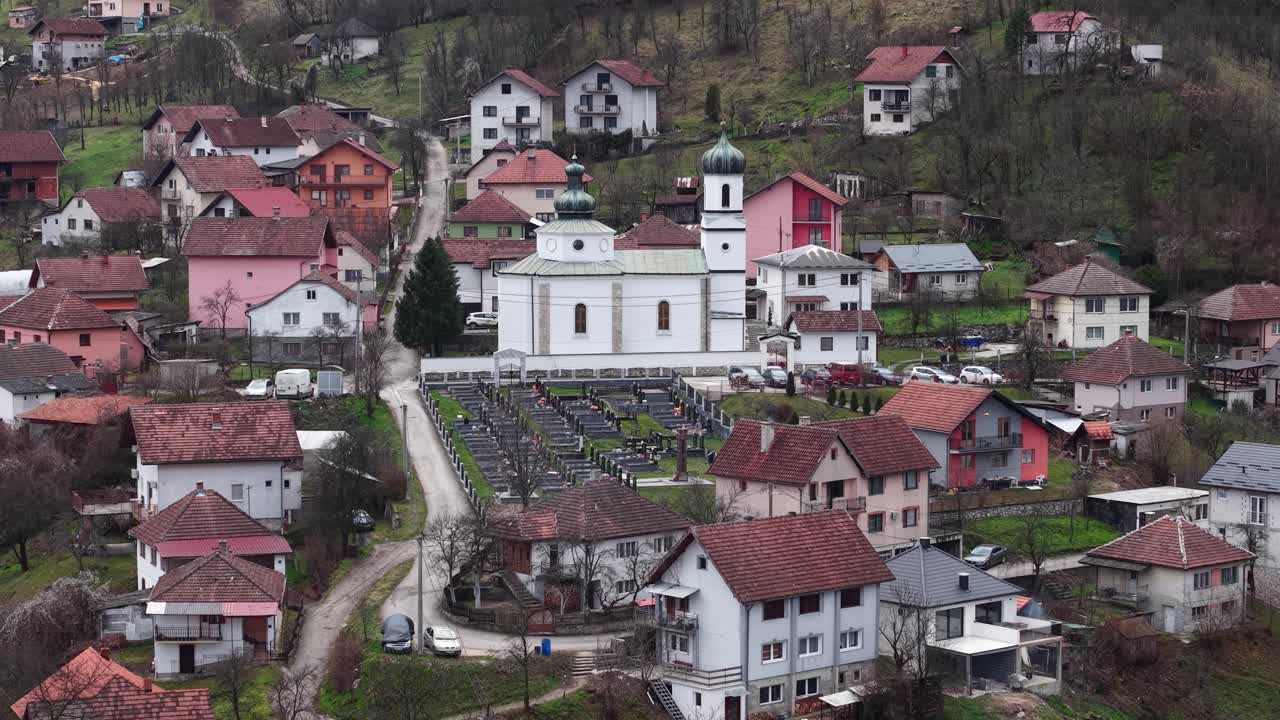 Letecký záběr pravoslavného kostela na kopci ve městě Visegrad, Bosna a Hercegovina