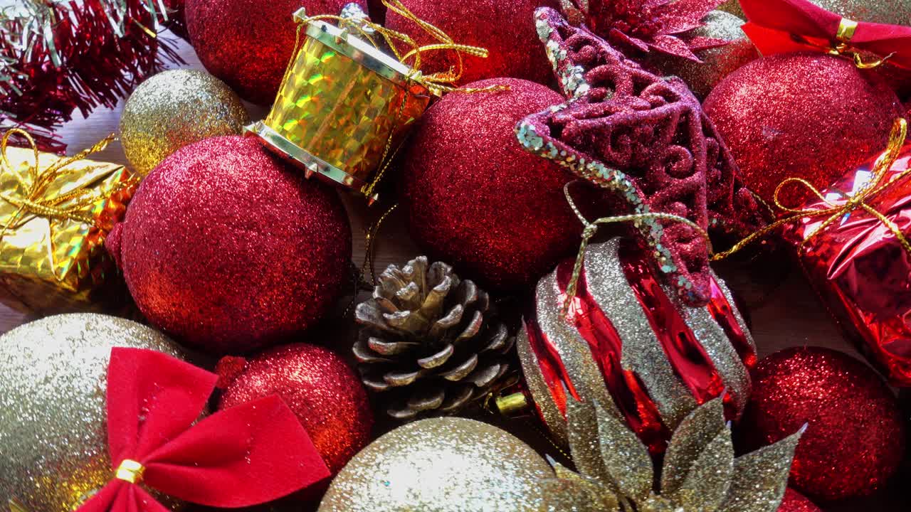 primer plano de bolas de navidad doradas y rojas en un fondo navideño