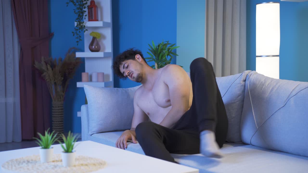 밤에 집에서 슬프고 슬픈 젊은이.