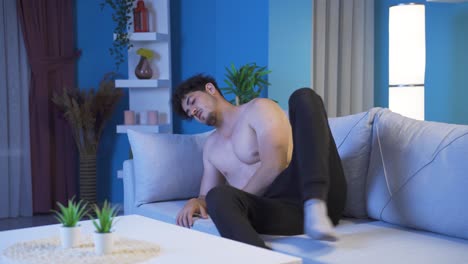 밤에 집에서 슬프고 슬픈 젊은이.
