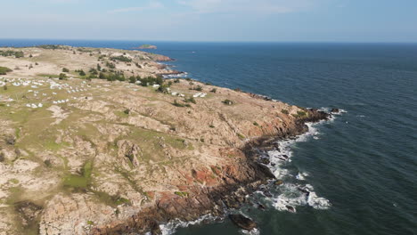 remota costa rocosa intacta en vietnam, vista aérea desde un avión no tripulado