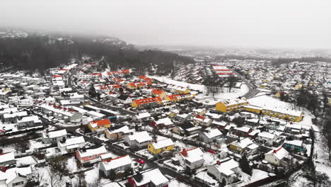 Brumosa-Mañana-De-Invierno-Sobre-El-Pueblo-De-La-Ciudad-En-La-Nieve