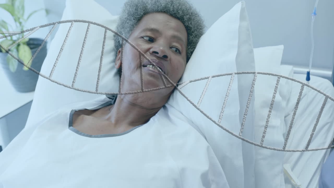 Animazione di un filamento di DNA sovrapposta a una paziente anziana afroamericana felice in un letto d'ospedale