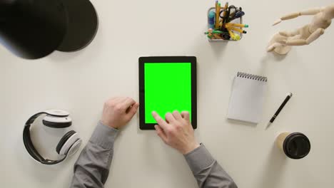 un dedo desplazándose en la pantalla táctil verde