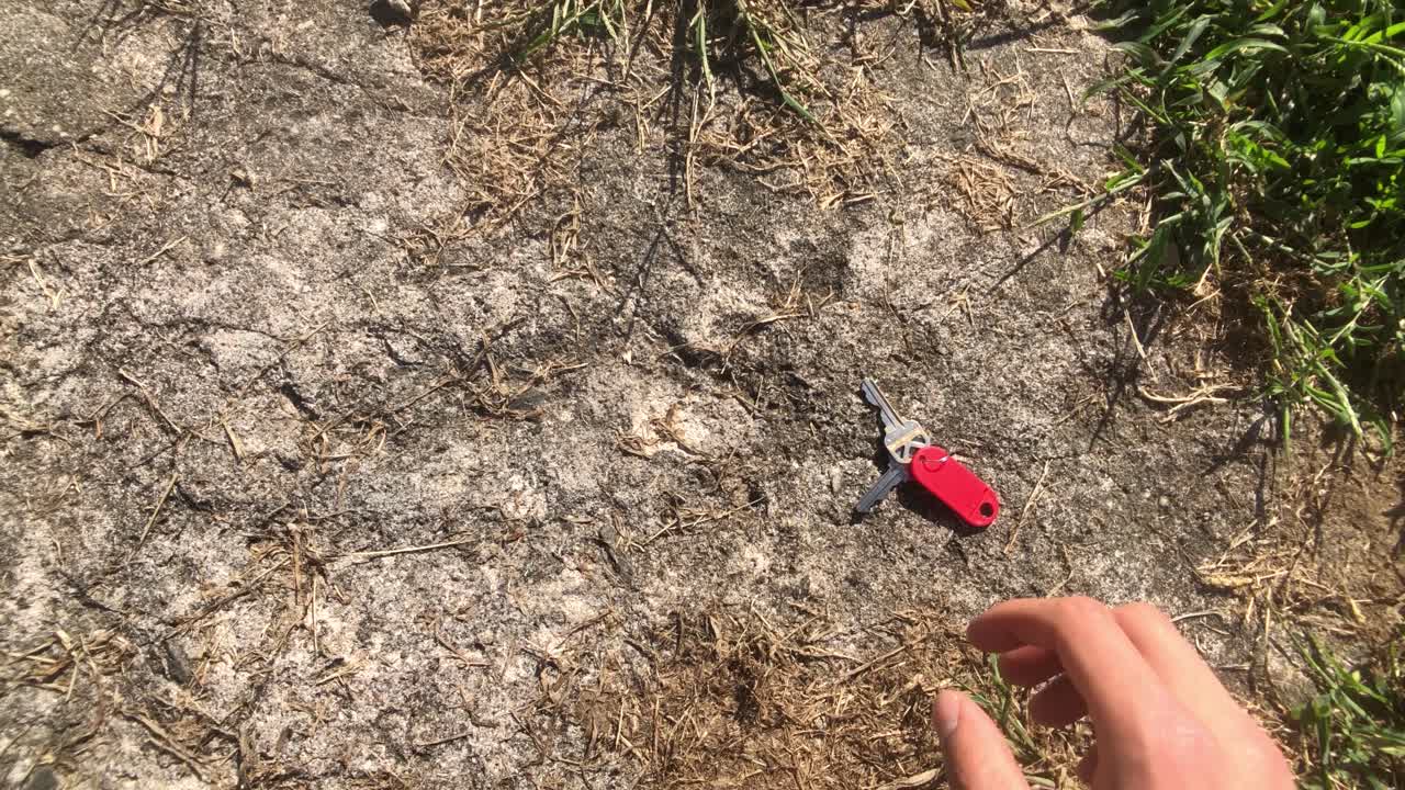 풀밭에서 땅에서 발견된 잃어버린 집 열쇠